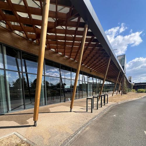Façade vitrée et bardage bois soutenus par piliers inclinés en bois à Sainte-Eulalie