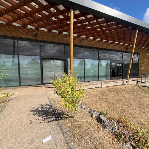 Végétation et façade vitrée avec bardage bois sous pergola à Sainte-Eulalie