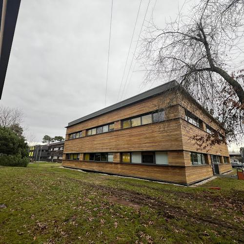 Façade bardage bois rénovée en Gironde avec espace vert adjacent