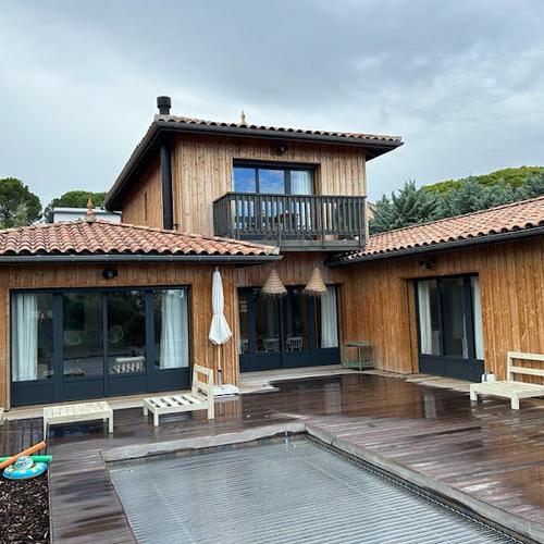 Rénovation bardage bois maison secondaire vue piscine et terrasse en bois