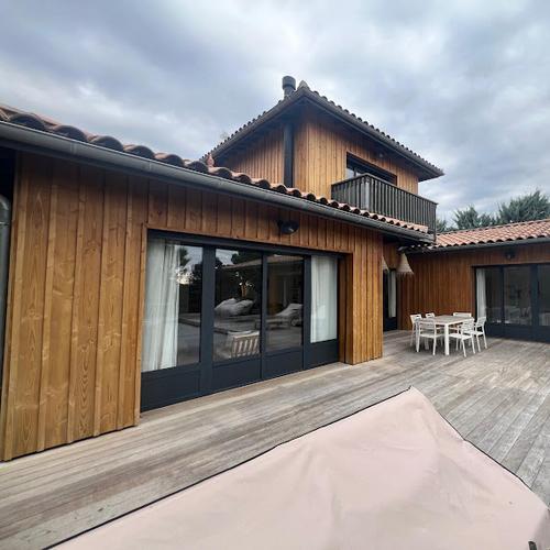 Maison secondaire en bardage bois avec terrasse et espace repas aménagé