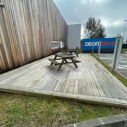 Terrasse en bois grisée avec mobilier extérieur Magasin Décathlon