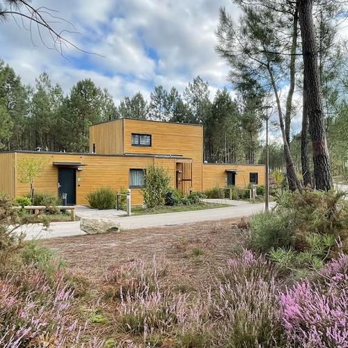Entretien des bardages bois de cottages De Center Parcs