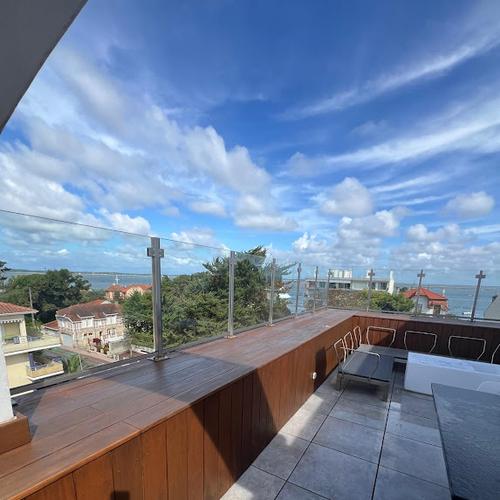 Terrasse bois avec vue panoramique et protection en Gironde
