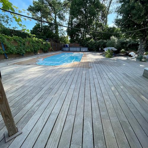 Terrasse en bois grisée avant rénovation en Gironde