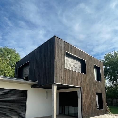 Façade avant rénovée bardage bois villa La Brède (33)