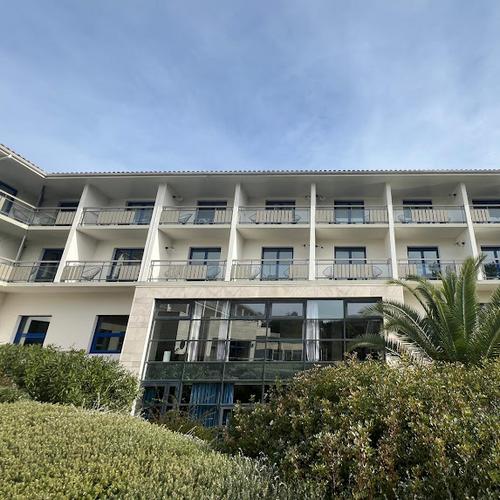 Façade principale avec balcons et végétation de l'Hôtel Les Bains d'Arguin à Arcachon
