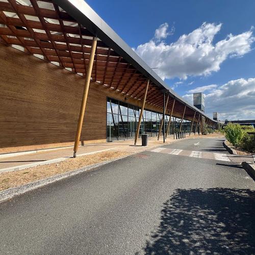 Grande façade en bardage bois avec pergola en bois à Sainte-Eulalie