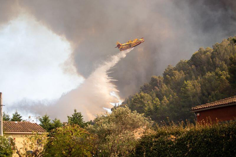 Canadair intervenant sur incendie de forêt. en Gironde